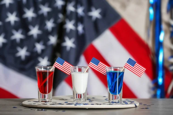 Opnamen met Amerikaanse vlaggen op tafel tegen onscherpe achtergrond — Stockfoto