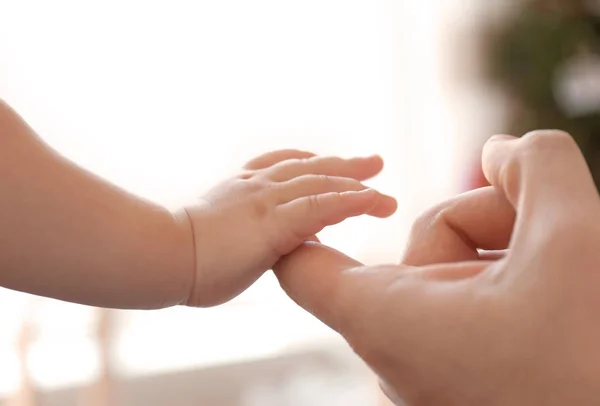 Händerna på pappa och hans lille son, närbild — Stockfoto