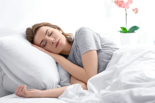 Mujer durmiendo en la cama en casa — Foto de Stock