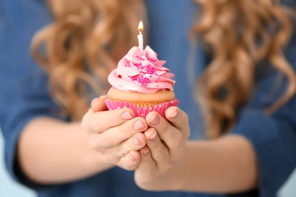 Mulher segurando belo bolo de aniversário com vela, close-up — Fotografia de Stock