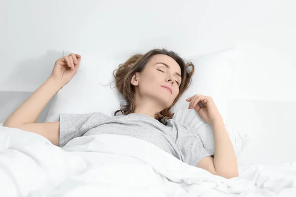 Mulher dormindo na cama em casa — Fotografia de Stock