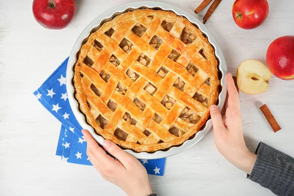Mujer con pastel de manzana americano en la mesa —  Fotos de Stock