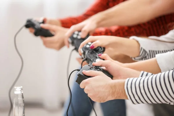 Jóvenes jugando videojuegos en casa, primer plano — Foto de Stock