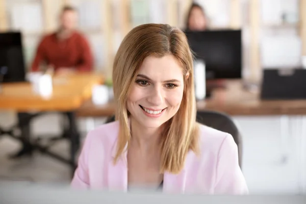 Una joven que trabaja en la oficina. Comercio de financiación — Foto de Stock