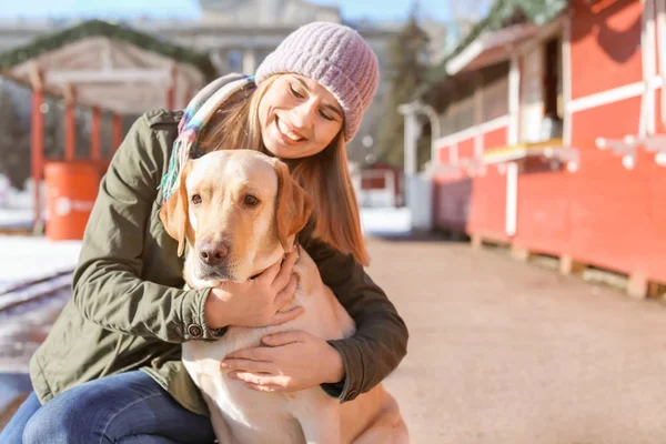 Frau mit ihrem niedlichen Hund im Freien. Freundschaft zwischen Haustier und Besitzer — Stockfoto