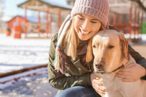 Mujer con su lindo perro encantador al aire libre. Amistad entre mascota y dueño — Foto de Stock