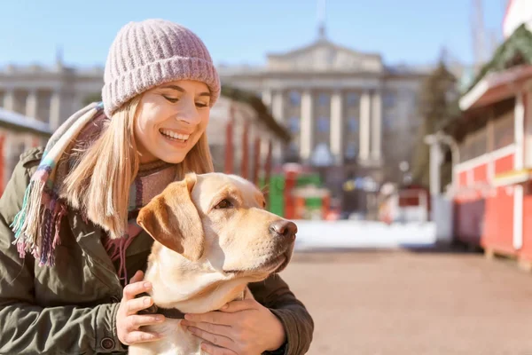Frau mit ihrem niedlichen Hund im Freien. Freundschaft zwischen Haustier und Besitzer — Stockfoto