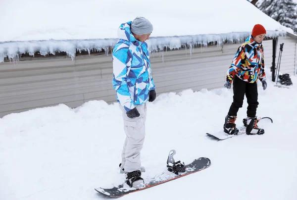 Snowboarders em pista de esqui no resort nevado. Férias inverno — Fotografia de Stock