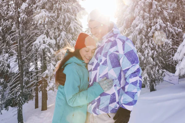 Casal feliz no belo resort nevado. Férias inverno — Fotografia de Stock