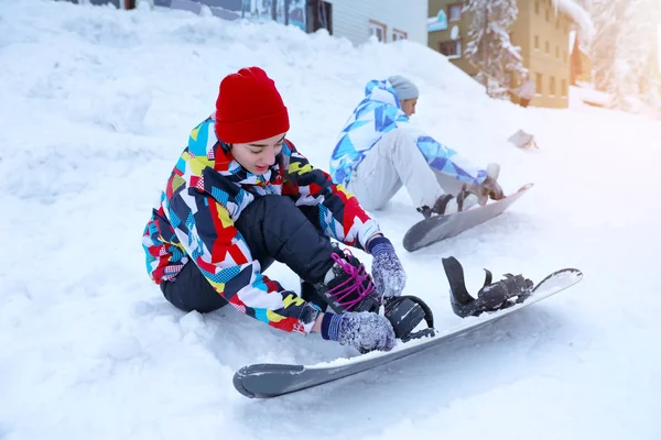 Kvinnliga snowboardåkare på skidor pisten på snöiga resort. Vintersemester — Stockfoto