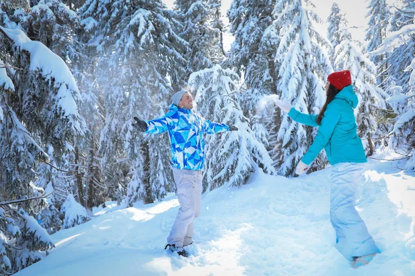 Casal feliz se divertindo no campo nevado. Férias inverno — Fotografia de Stock