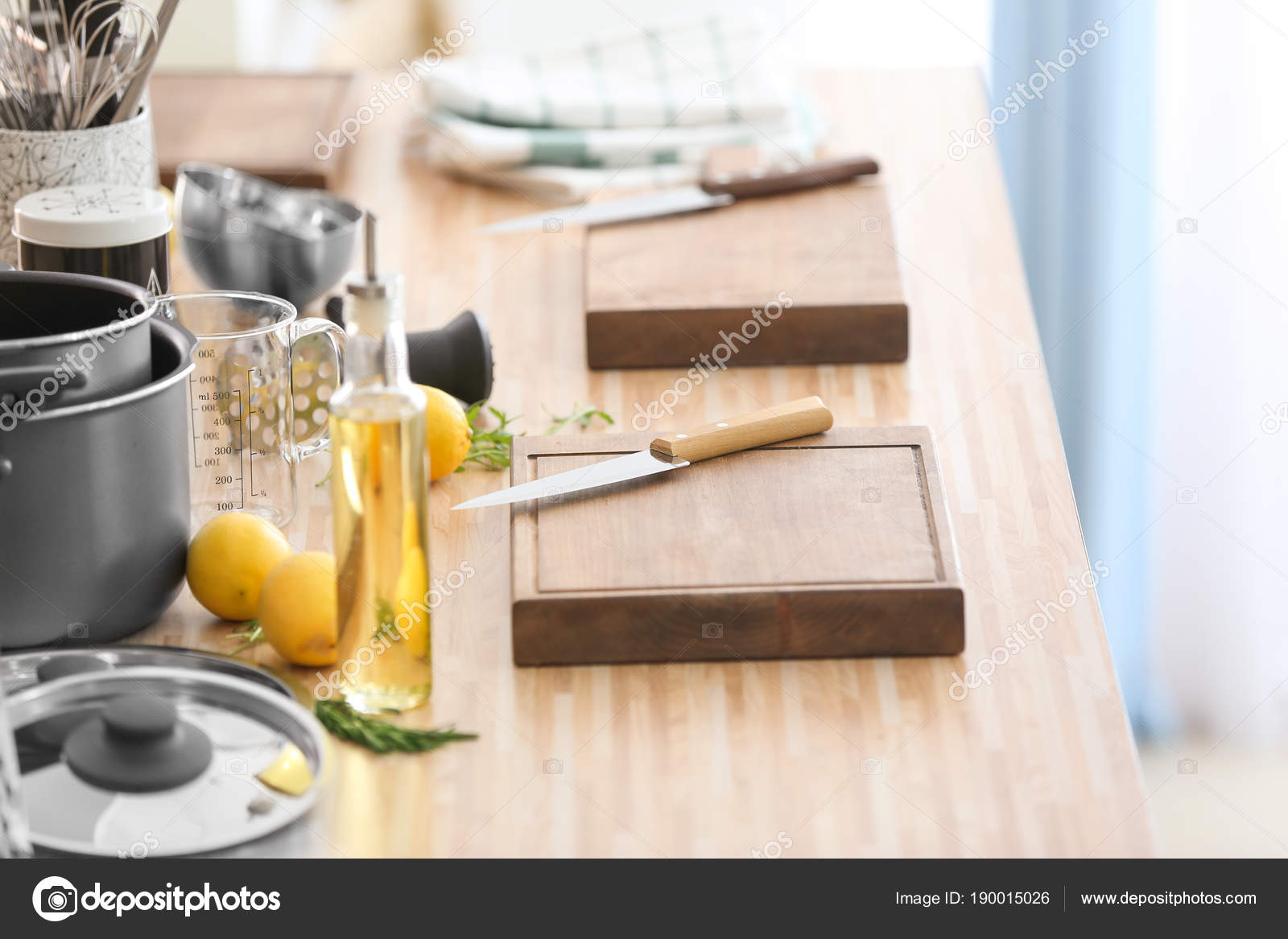 Planches à Découper Avec De La Vaisselle Préparé Pour Le