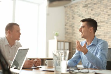 Ofis çalışanları iş toplantısında