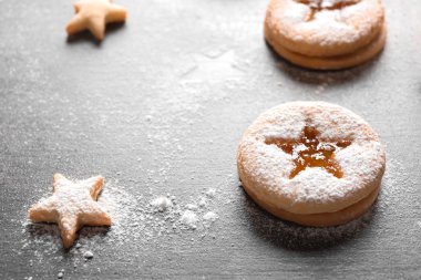 Lezzetli Linzer çerezler ile gri arka plan üzerinde jam