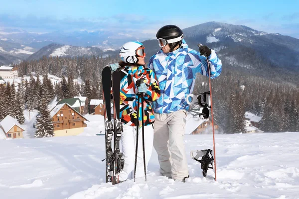 Couple at snowy ski resort. Winter vacation — Stock Photo, Image