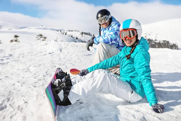 Couple of snowboarders on ski piste at snowy resort. Winter vacation — Stock Photo, Image