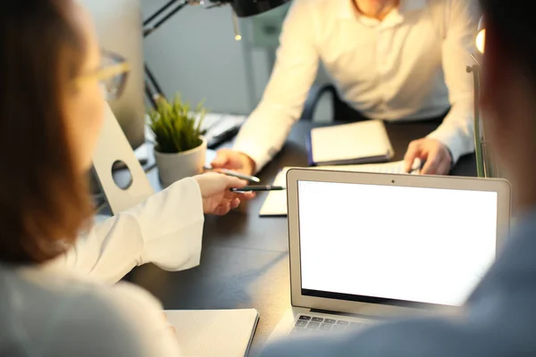 De personeelsleden van het Bureau met zakelijke bijeenkomst — Stockfoto