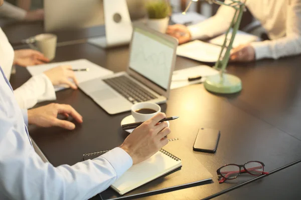 De personeelsleden van het Bureau met zakelijke bijeenkomst. Forex concept — Stockfoto