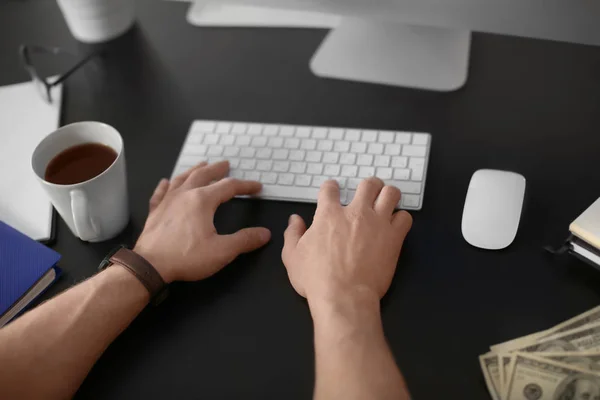 Man aan het werk met de computer in kantoor. Forex concept — Stockfoto