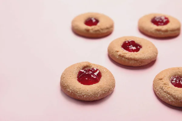 Leckere Plätzchen mit Marmelade auf farbigem Hintergrund — Stockfoto