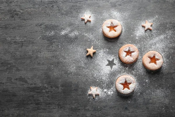 Sabrosas galletas Linzer con mermelada sobre fondo gris — Foto de Stock