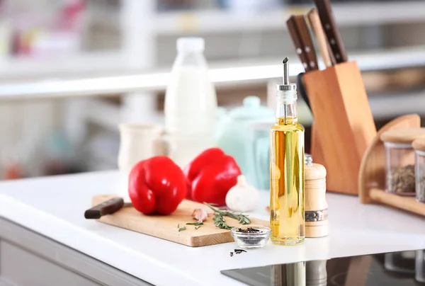 Garrafa de óleo de cozinha e outros produtos na mesa de cozinha — Fotografia de Stock