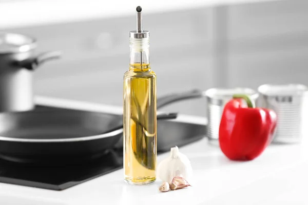 Botol kaca minyak goreng di meja dapur — Stok Foto