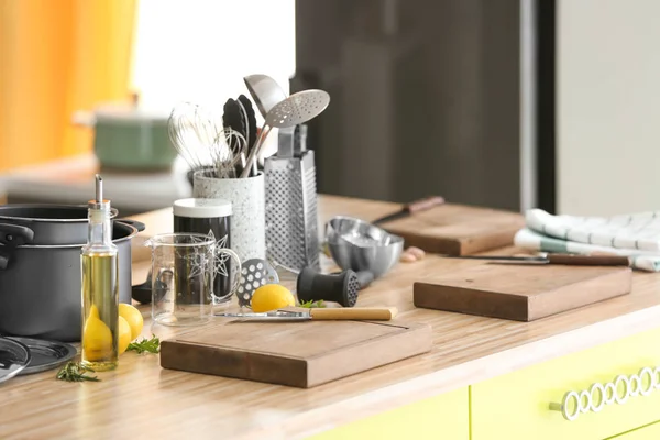 Cortadoras con utensilios de cocina preparados para clases de cocina sobre mesa de madera — Foto de Stock