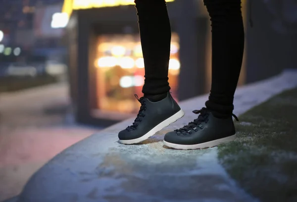 Jeune femme en chaussures d'hiver dans la rue la nuit — Photo
