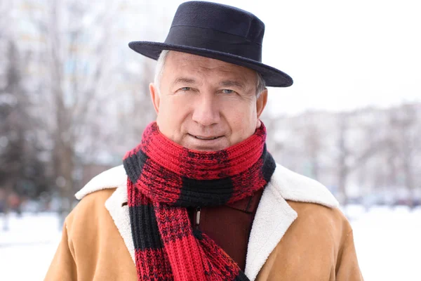Uomo anziano in abiti caldi all'aperto. Vacanze invernali — Foto Stock