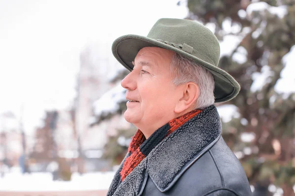 Homme âgé en vêtements chauds à l'extérieur. Vacances d'hiver — Photo