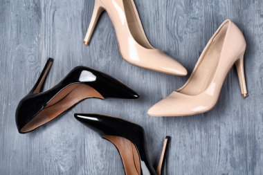 Ahşap arka plan, üstten görünüm üzerinde kadın şık Ayakkabı