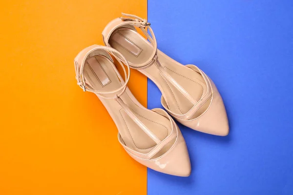 Elegante vrouwelijke schoenen op kleur achtergrond — Stockfoto