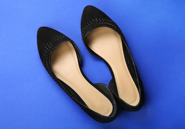 Eleganta kvinnliga skor på färgbakgrund — Stockfoto