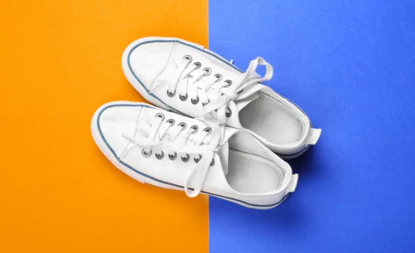 Свободные женские туфли на цветном фоне — стоковое фото