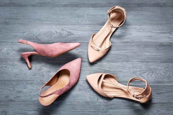 Sapatos elegantes femininos em fundo de madeira — Fotografia de Stock