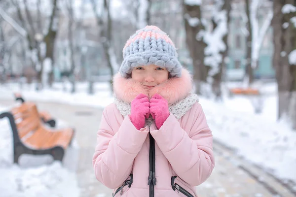 Menina bonito no parque nevado frio em férias de inverno — Fotografia de Stock