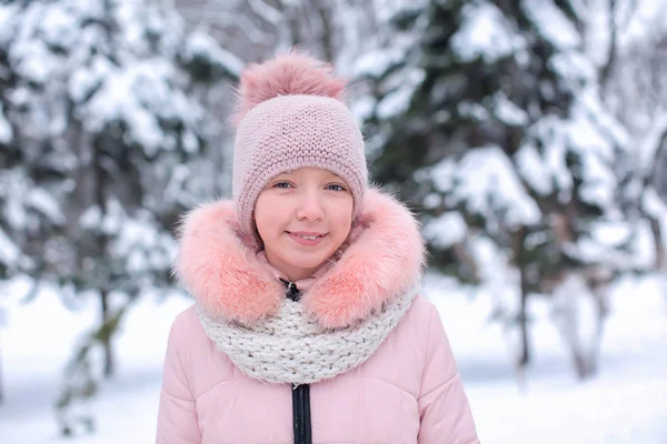 Cute girl in snowy park on winter vacation — Stock Photo, Image