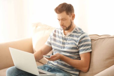 genç adam telefonu ve dizüstü  