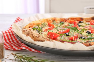 Lezzetli pizza masada. Taze fırın