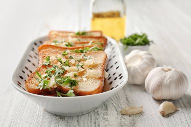 Lezzetli ev yapımı sarımsaklı ekmek tablo ile plaka