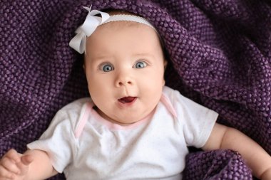 Ekose, en iyi görünümü üzerinde yalan şirin bebek