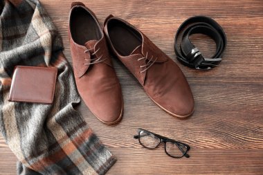 Ahşap arka plan üzerinde şık erkek ayakkabıları ile kompozisyon