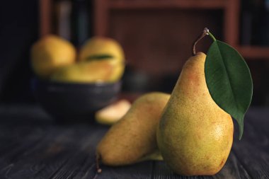 Tahta masada taze armutlar