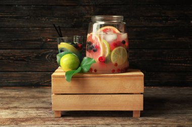 Narenciye ve cam ahşap sandık üzerinde meyveleri lezzetli limonata