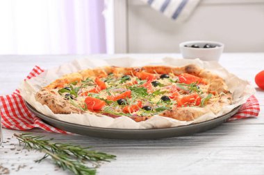 Lezzetli pizza masada. Taze fırın