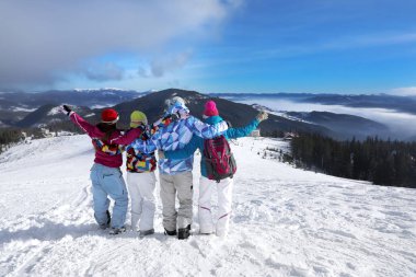 Karlı Resort Kayak Bakırlı mutlu arkadaşlar. Kış tatili