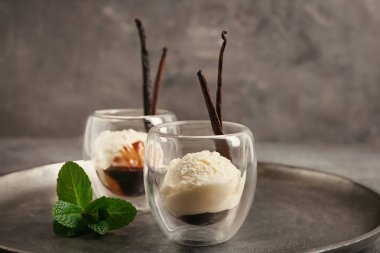 Gözlük metal plaka üzerindeki lezzetli vanilyalı dondurma ile