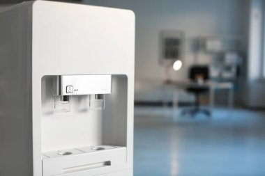 Modern su soğutucu Office