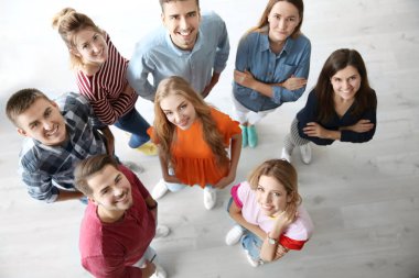 bir grup genç insan 